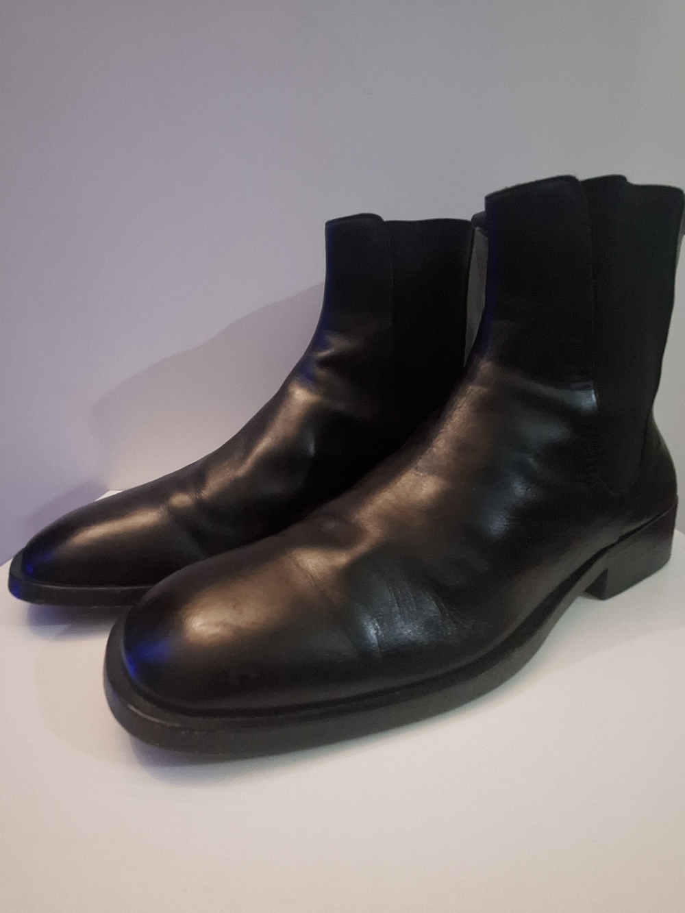 Gucci Black Leather Chelsea Boots with Sleek Profile
